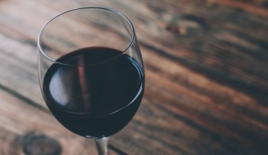 Bardakta kırmızı şarap.