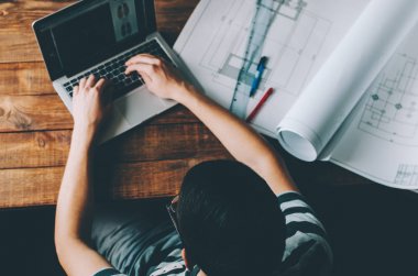 Bir inşaat projesini çizen mimar 