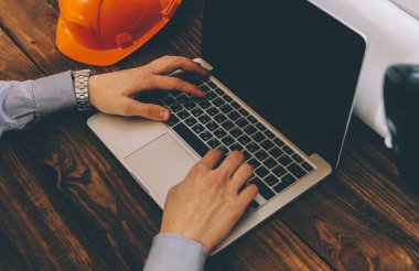 Laptop çalışma adlı genç mühendis