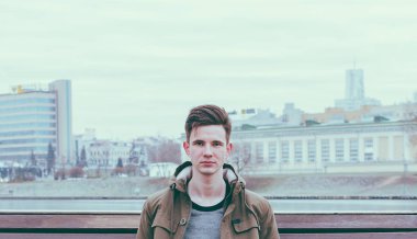 bankta oturan genç adam