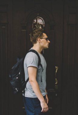 Kapının yanında genç adam
