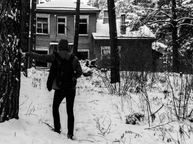 Genç adam kış ormanında