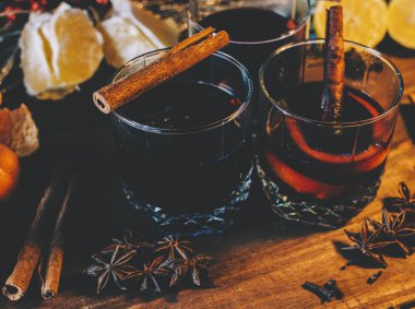 Bardaklarda mulled şarap