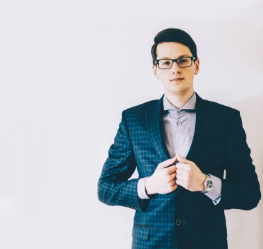 ceketi giyen genç adam