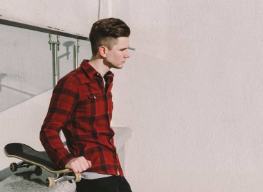 Kaykaylı genç adam.