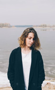 Göl kenarında genç kız