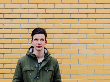 çekici bir genç adam