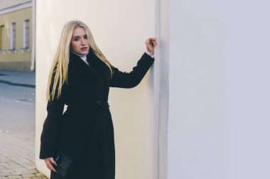 Sarışın kız Duvar tarafından