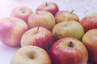 Masadaki olgun elmalar