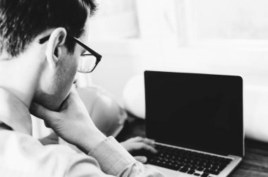 Laptop çalışma adlı genç mühendis