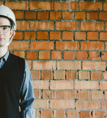 Kask genç erkek mühendisi