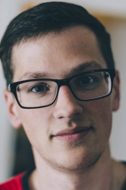  ev odasında genç adam