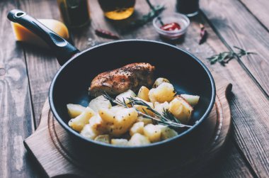 Kızarmış tavuk ve patates.