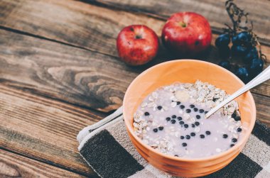Turuncu kase yoğurt ile Granola 