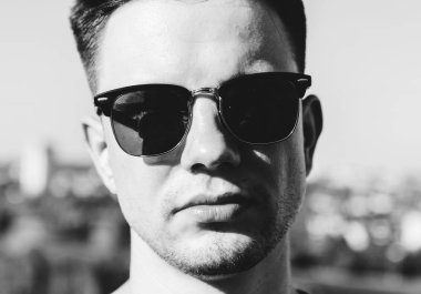 Güneş gözlüklü genç adam.