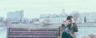 bankta oturan genç adam