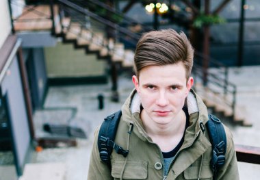 şehir içinde genç adam