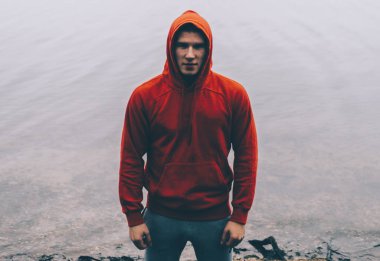 Adam içinde Hoodie göl