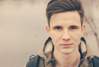 Nehir kenarındaki genç adam