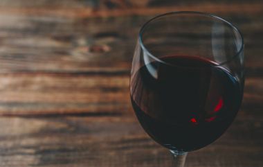 Bardakta kırmızı şarap.