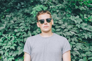 Parktaki genç adam.