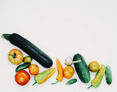 Masanın üstünde organik sebze