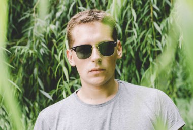 Parktaki genç adam.