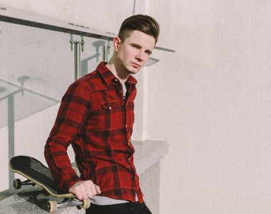 Kaykaylı genç adam.