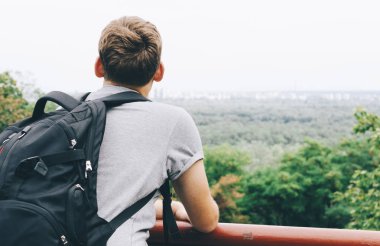 Parktaki genç adam.