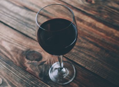 Bardakta kırmızı şarap.