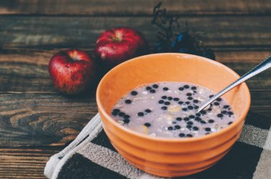 Turuncu kase yoğurt ile Granola 