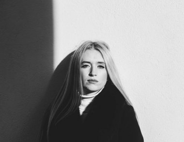 Sarışın kız Duvar tarafından