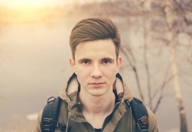 Nehir kenarındaki genç adam