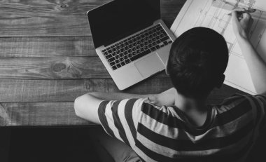 Genç adam planı üzerinde çizim