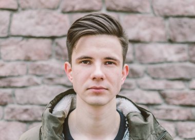 çekici bir genç adam