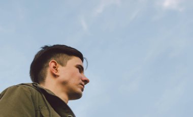 Yakışıklı genç adam.