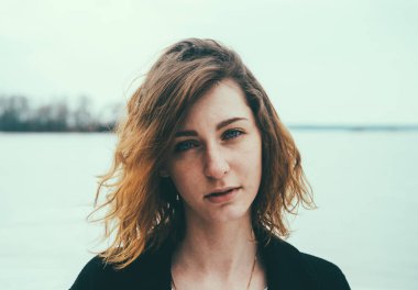 genç çekici kız sahilde