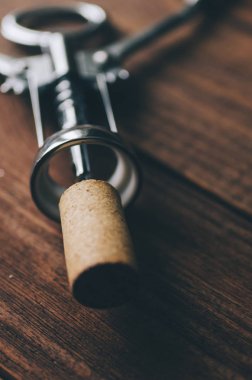 Tablo üzerinde metal tirbuşon