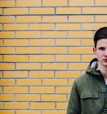 çekici bir genç adam