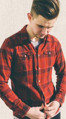 Gömleğini sabitleme adam