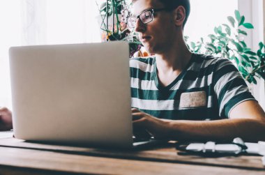 Genç adam laptop çalışma