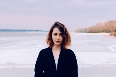 Göl kenarında genç kız