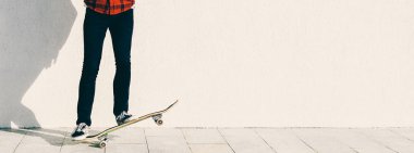 Kaykayın üzerinde duran adam