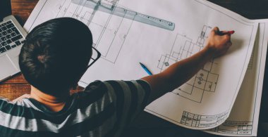 Genç adam planı üzerinde çizim