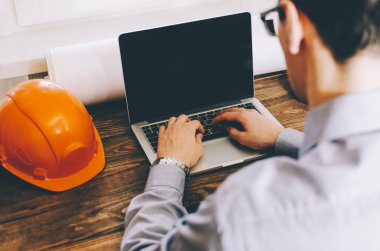 Laptop çalışma adlı genç mühendis