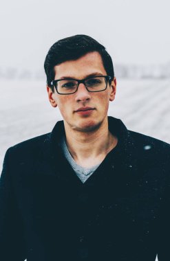 Adam kış alanındaki