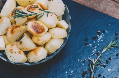 Biberiyeli kızarmış patates.