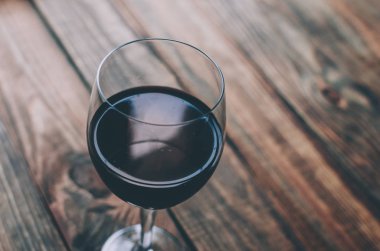 Bardakta kırmızı şarap.