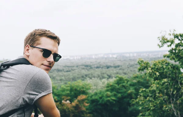 Jovem no parque — Fotografia de Stock