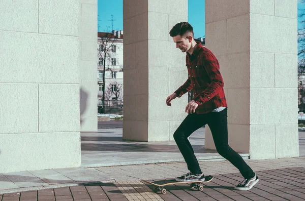 Homem jovem e skate — Fotografia de Stock